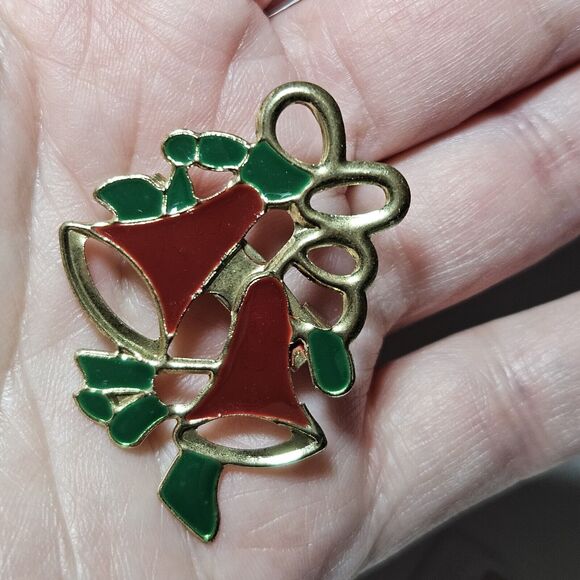 SELOVO Gold Tone Wreath Brooch With Green Red Austrian Crystal And Bell